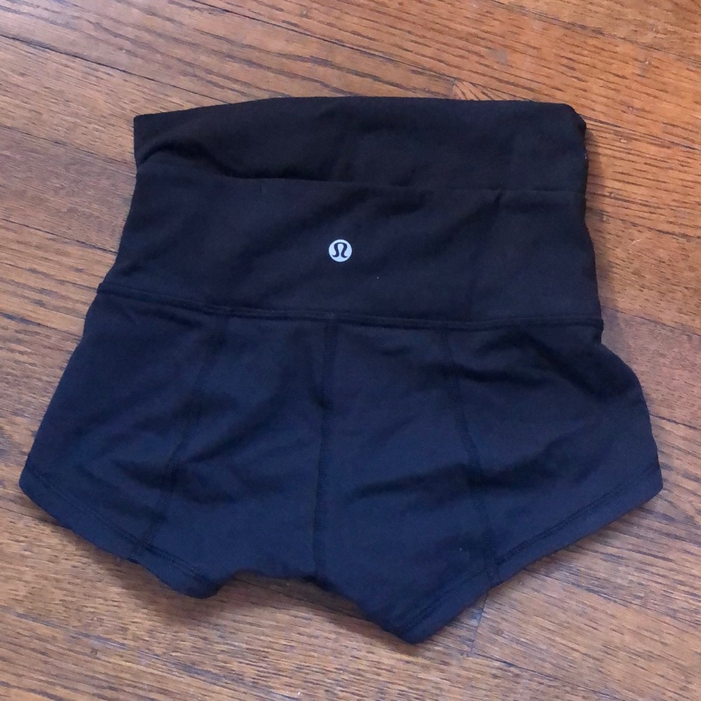Black lululemon wonder under short